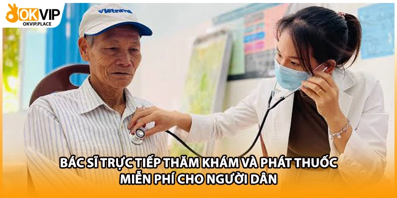 Bác sĩ trực tiếp thăm khám và phát thuốc miễn phí cho người dân