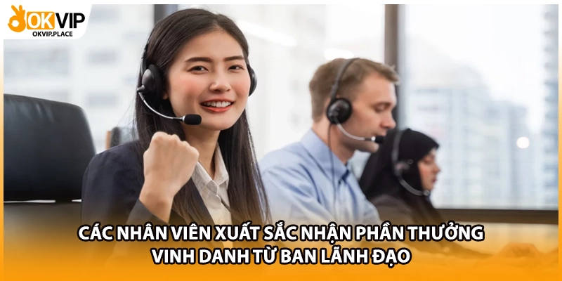 Các nhân viên xuất sắc nhận phần thưởng vinh danh từ ban lãnh đạo