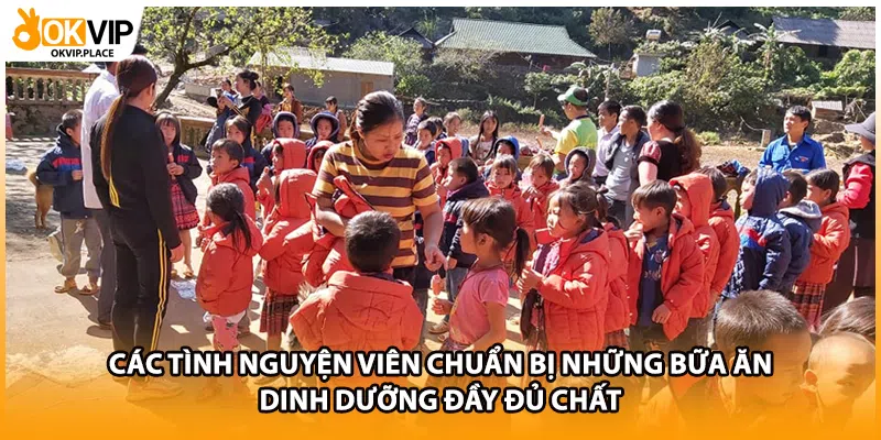 Các tình nguyện viên chuẩn bị những bữa ăn dinh dưỡng đầy đủ chất