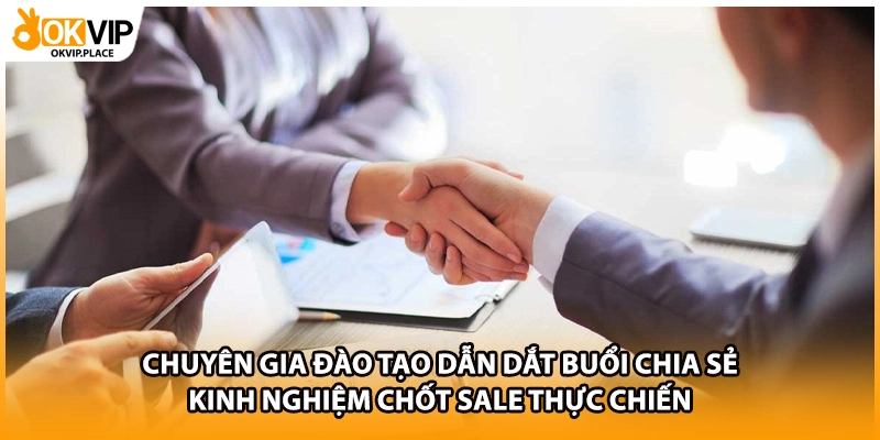 Chuyên gia đào tạo dẫn dắt buổi chia sẻ kinh nghiệm chốt sale thực chiến