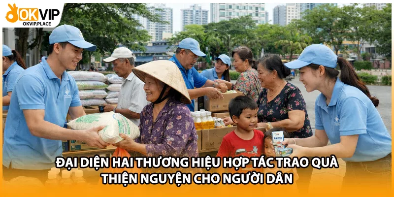 Đại diện hai thương hiệu hợp tác trao quà thiện nguyện cho người dân