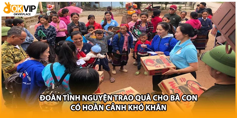 Đoàn tình nguyện trao quà cho bà con có hoàn cảnh khó khăn