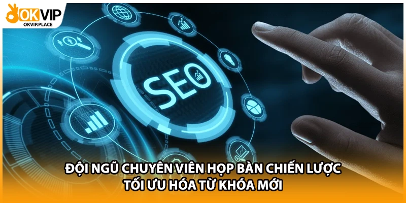Đội ngũ chuyên viên họp bàn chiến lược tối ưu hóa từ khóa mới