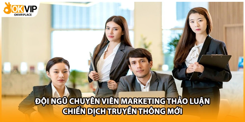 Đội ngũ chuyên viên Marketing thảo luận chiến dịch truyền thông mới