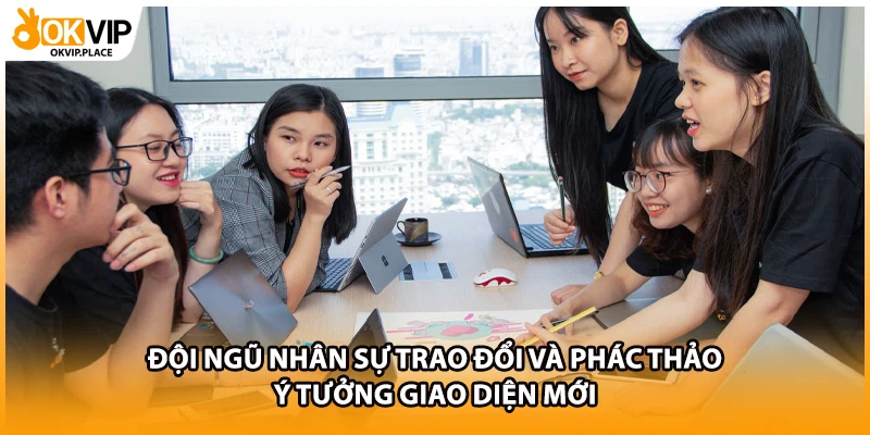 Đội ngũ nhân sự trao đổi và phác thảo ý tưởng giao diện mới