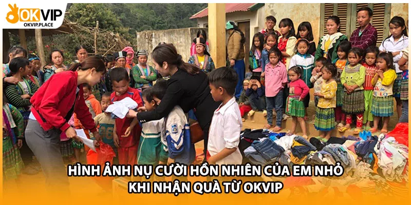 Hình ảnh nụ cười hồn nhiên của em nhỏ khi nhận quà từ OKVIP
