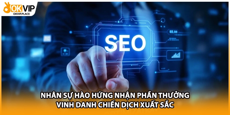 Nhân sự hào hứng nhận phần thưởng vinh danh chiến dịch xuất sắc