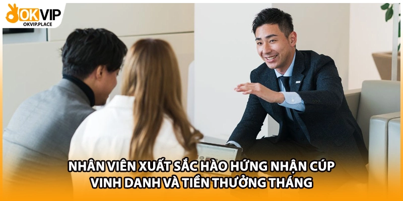 Nhân viên xuất sắc hào hứng nhận cúp vinh danh và tiền thưởng tháng