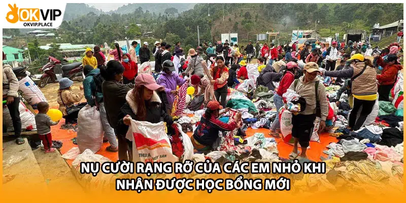 Nụ cười rạng rỡ của các em nhỏ khi nhận được học bổng mới