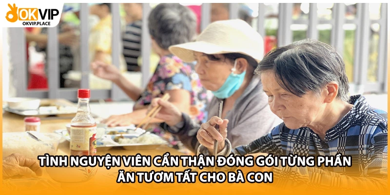 Tình nguyện viên cẩn thận đóng gói từng phần ăn tươm tất cho bà con
