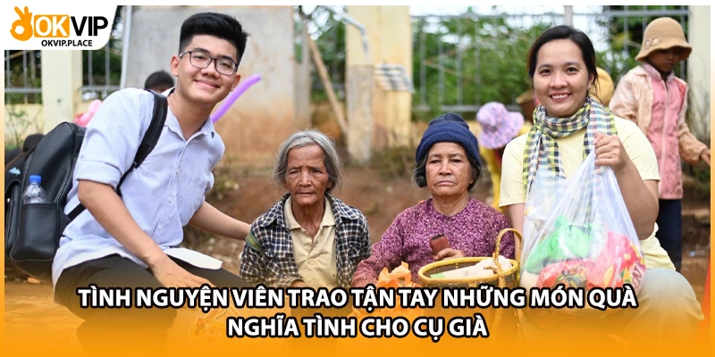 Tình nguyện viên trao tận tay những món quà nghĩa tình cho cụ già